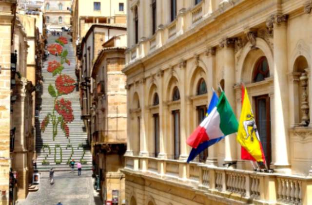 Caltagirone. La “Scala infiorata” fino a domenica 12 giugno, realizzata da Marco De Caro